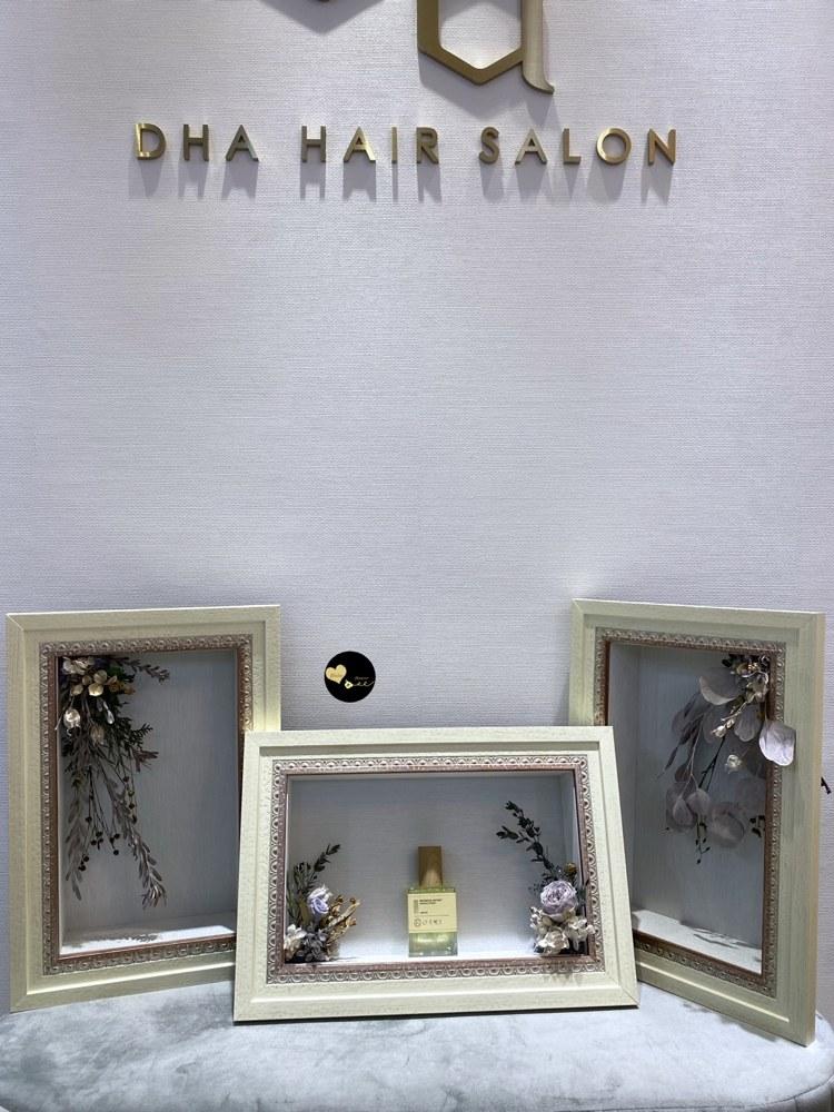 salon 店內三組木框花藝搭配產品展示的實際陳列