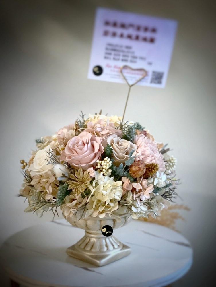 柔和粉色與米白色花材搭配銀色花器的客訂桌花