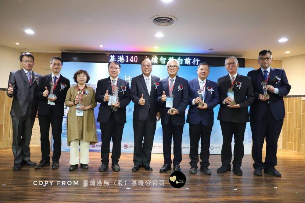 基隆港建港140週年論壇貴賓佩戴胸花合影