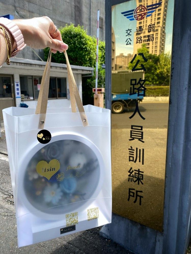 不凋花觸控燈放入品牌提袋的送禮包裝