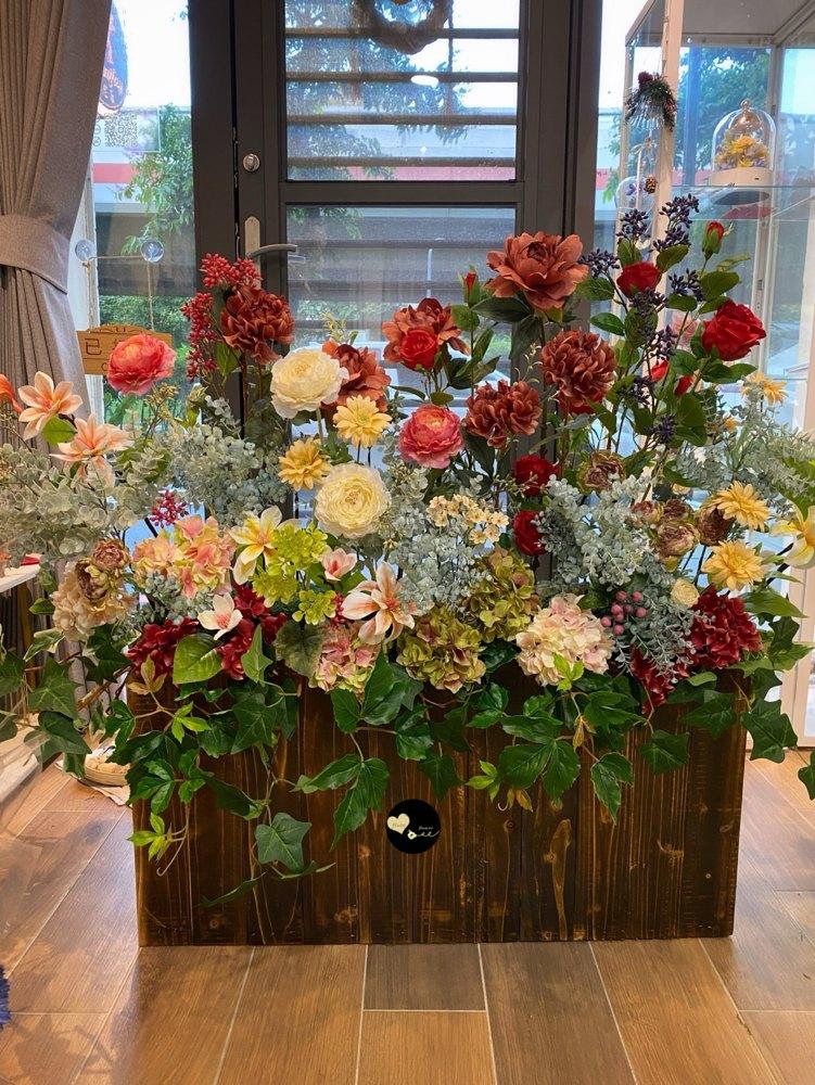 第一座木製花箱在工作室完成後的正面紀錄,花材與長春藤向外延伸。