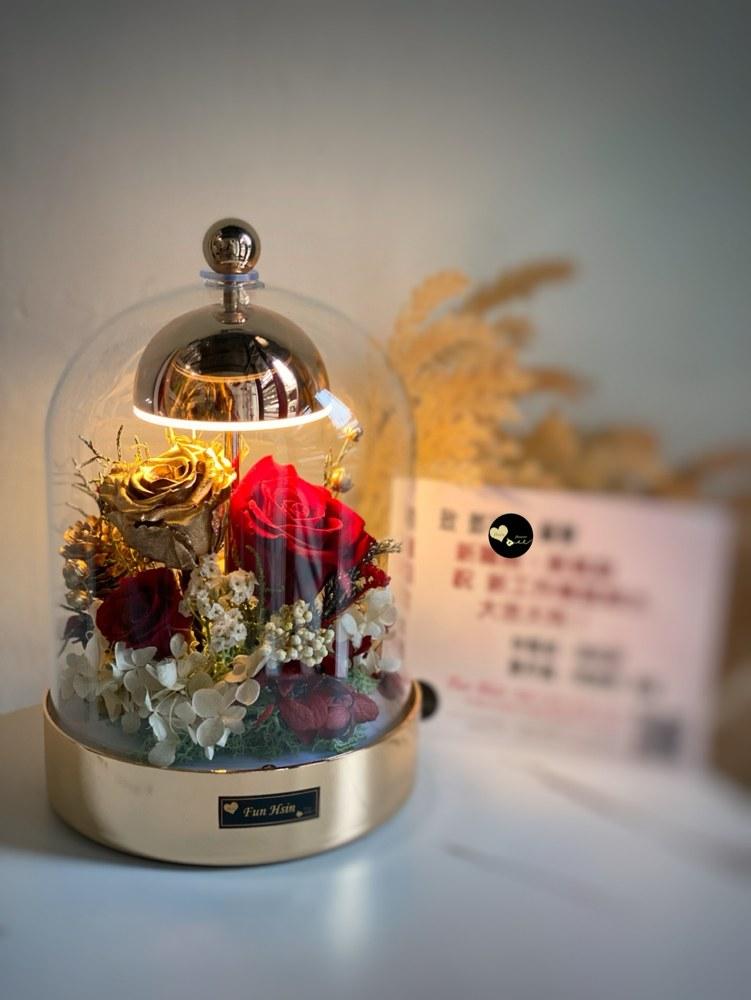 紅色與金色玫瑰搭配燈光玻璃盅的客訂花禮