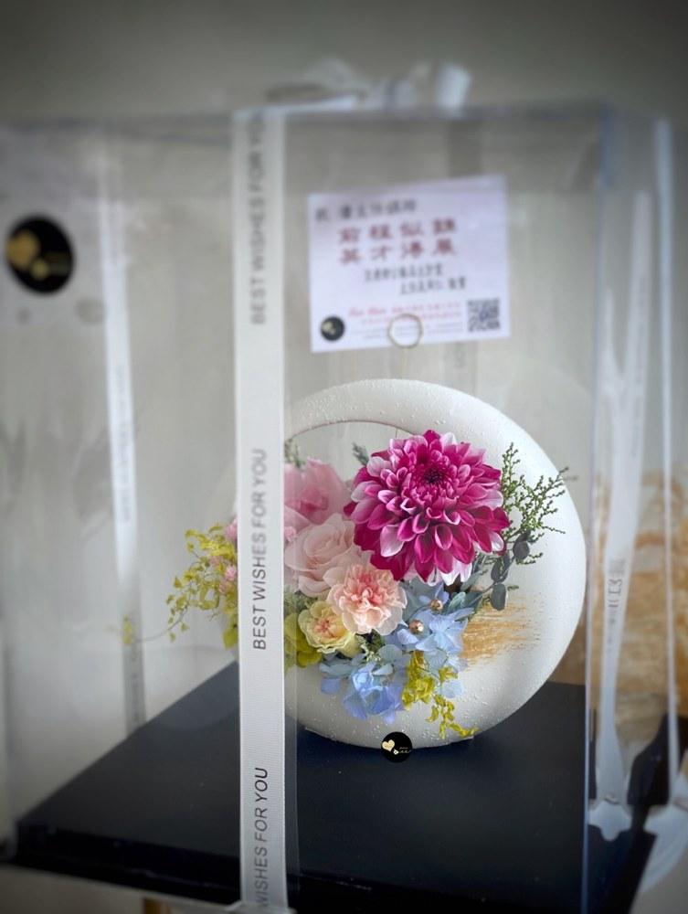 白色圓形花器的不凋花作品搭配透明禮盒、緞帶與祝福卡