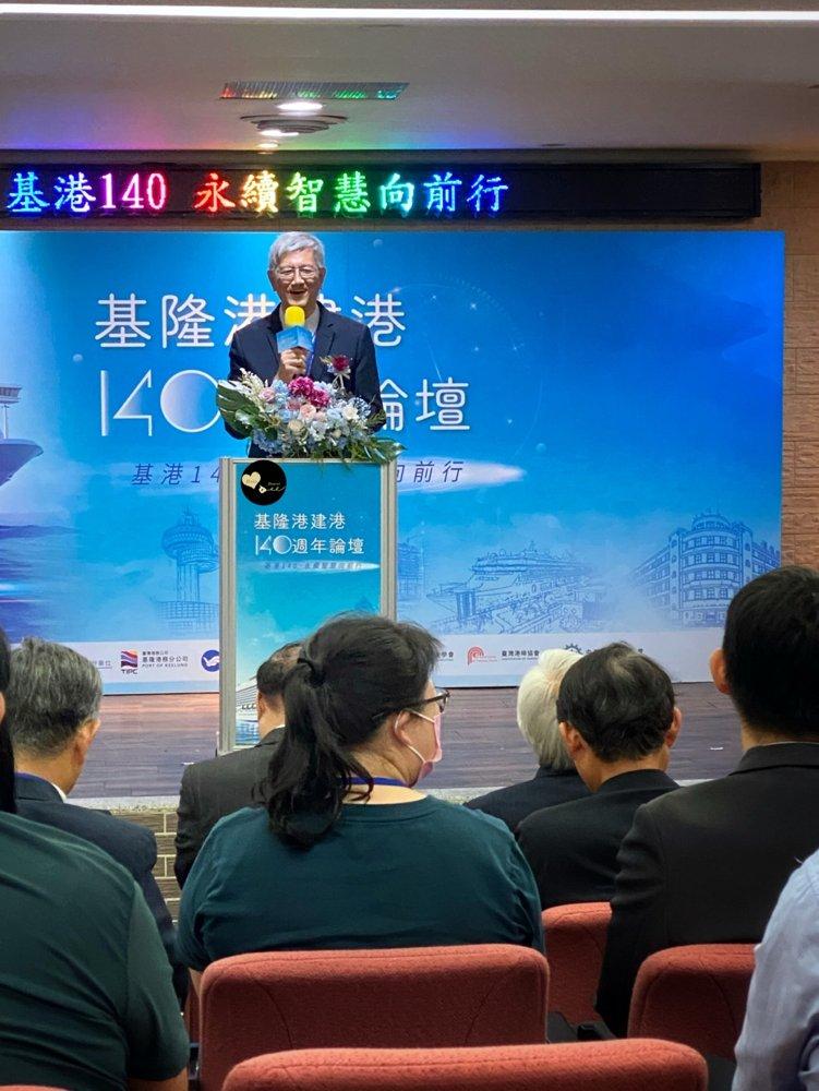論壇現場講台花藝與貴賓佩戴胸花的畫面